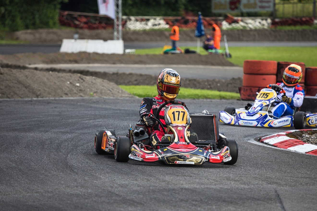 Gokart in voller Fahrt auf der Kartbahn in Waltenschwil